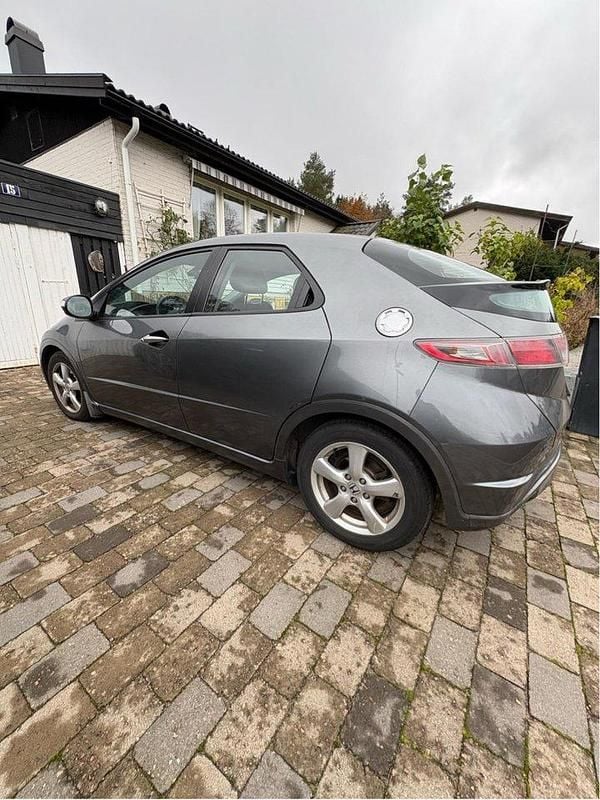 Grå Begagnad 2010 Honda Civic Halvkombi | 28 000 kr (Marknadspris) - Bild 1/4
