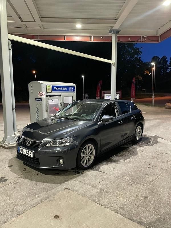 Mörk grå Begagnad 2011 Lexus CT200h Halvkombi | 74 900 kr (Marknadspris) - Bild 1/4