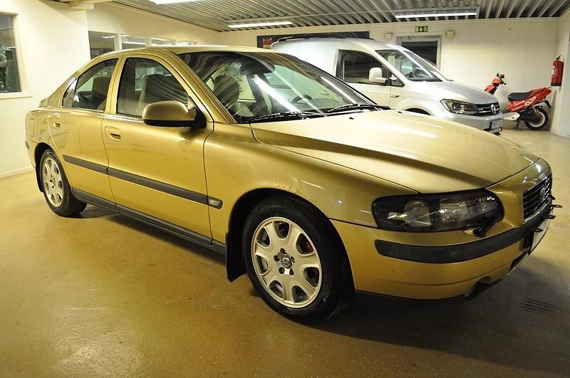 Gul Begagnad 2001 Volvo S60 Business Edition Sedan | 19 000 kr (Marknadspris) - Bild 1/4