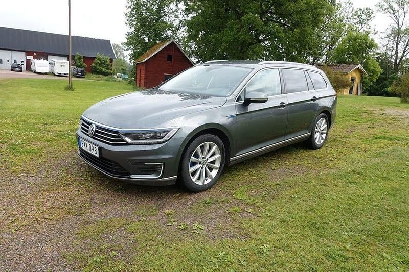 Mörkgrå Begagnad 2016 VW Passat Business Kombi | 159 500 kr (Marknadspris) - Bild 1/4