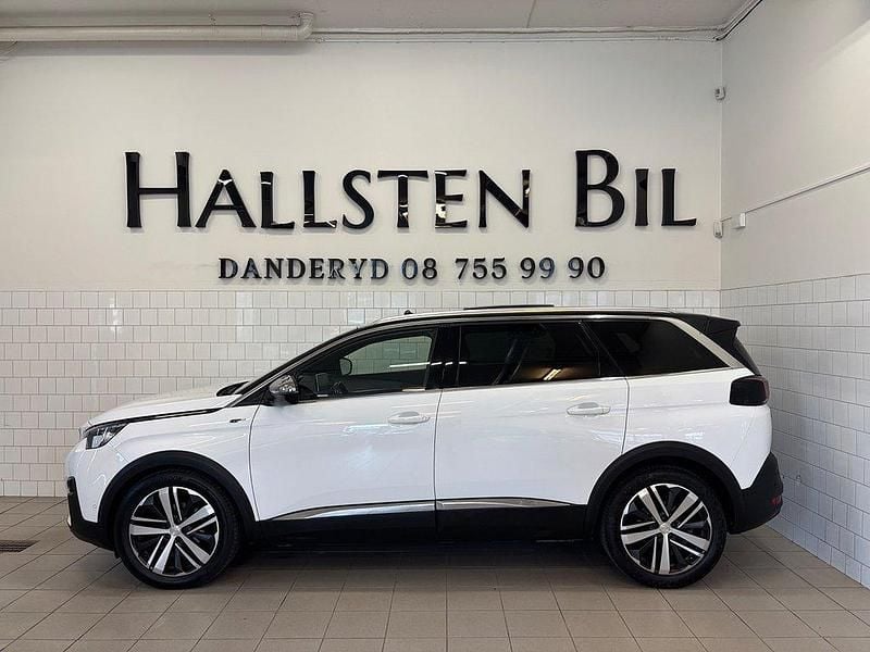 Vit (vit metallic) Begagnad 2017 Peugeot 5008 GT Minibuss | 239 000 kr (Marknadspris) - Bild 1/4