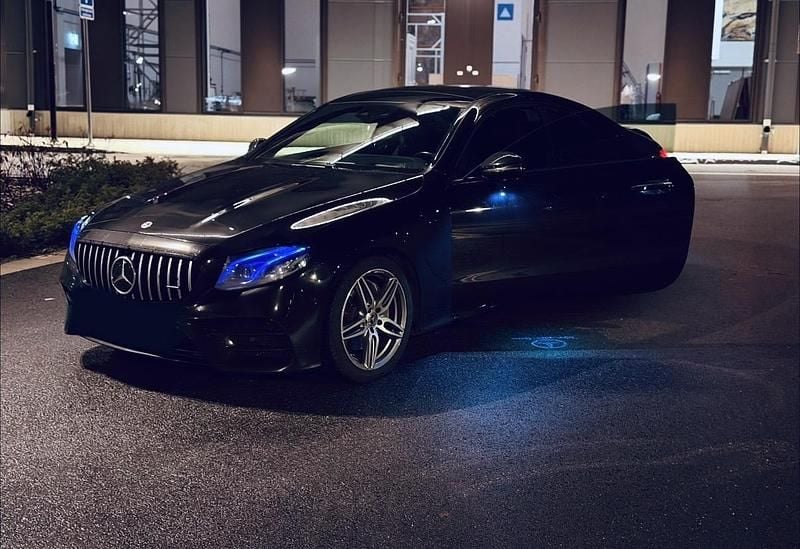 Svart Begagnad 2019 Mercedes E200 AMG line Sportkupé | 399 900 kr (Marknadspris) - Bild 1/4