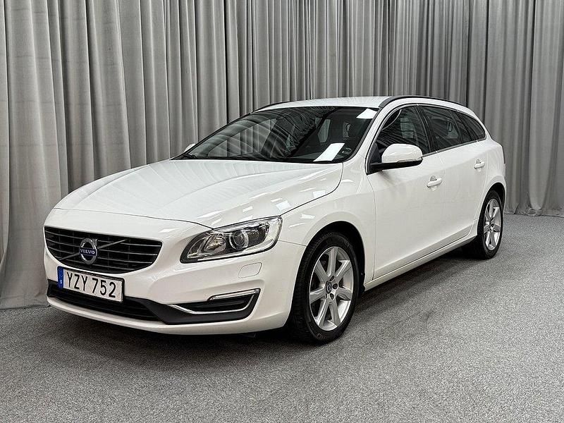 Vit (white solid ice) Begagnad 2017 Volvo V60 Momentum Kombi | 159 900 kr (Bra pris) - Bild 1/4