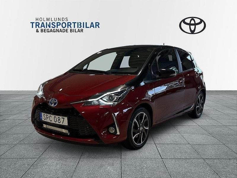 Röd Begagnad 2018 Toyota Yaris Hybrid Halvkombi | 179 900 kr (Marknadspris) - Bild 1/3
