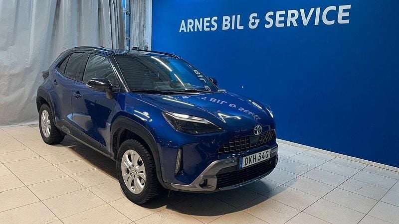 Mörkblå (blå) Begagnad 2023 Toyota Yaris Hybrid SUV | 274 900 kr (Marknadspris) - Bild 1/4