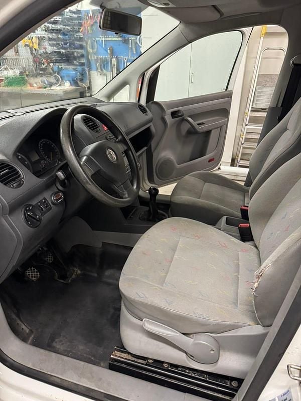 Begagnad VW Caddy 105 HK (77 kW) 2010 Vit Minibuss