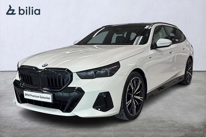 Vit Begagnad 2024 BMW 520 M Sport Kombi | 659 900 kr - Bild 1/4
