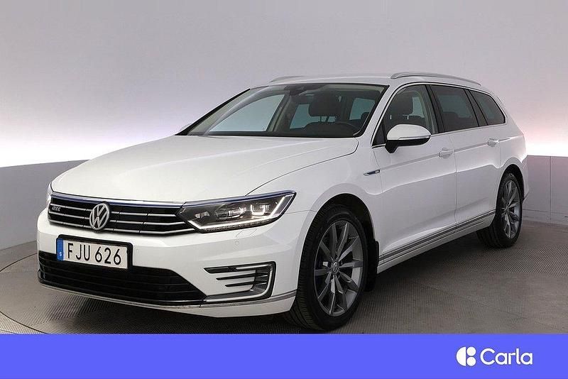 Vit Begagnad 2018 VW Passat Executive Kombi | 224 900 kr (Marknadspris) - Bild 1/4