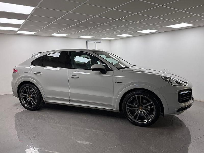 Begagnad Porsche Cayenne Platinum Edition 340 HK (250 kW) 2023 Ljusgrå SUV