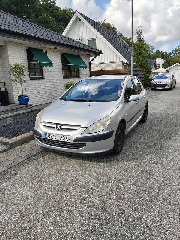 Grå Begagnad 2004 Peugeot 307 Halvkombi | 9 000 kr (Bra pris) - Bild 1/4