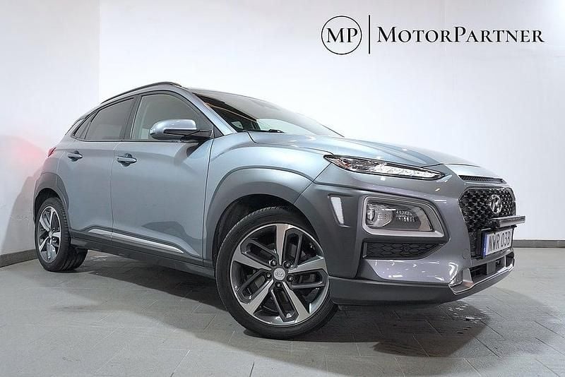 Grå Begagnad 2020 Hyundai Kona Premium SUV | 204 900 kr (Marknadspris) - Bild 1/4