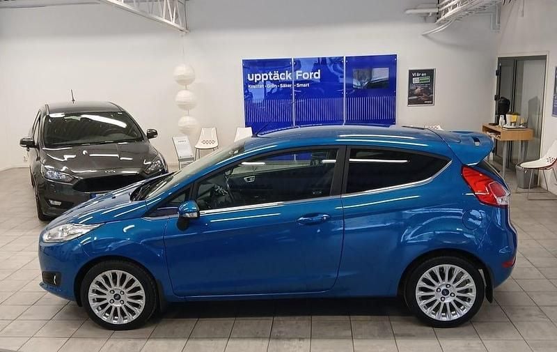 Begagnad Ford Fiesta Titanium 101 HK (74 kW) 2014 Blue candy met Halvkombi