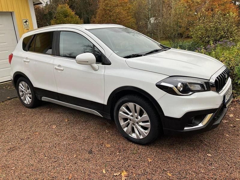 Vit Begagnad 2019 Suzuki SX4 S-Cross Kombi | 99 500 kr - Bild 1/4