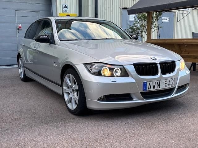 Silver Begagnad 2006 BMW 318 Comfort Edition Sedan | 48 500 kr (Marknadspris) - Bild 1/4