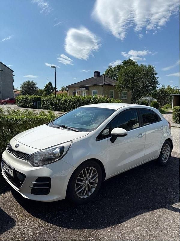 Vit Begagnad 2016 Kia Rio Halvkombi | 75 000 kr (Bra pris) - Bild 1/4