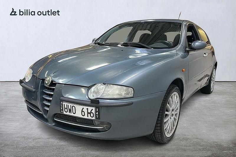 Grå Begagnad 2004 Alfa Romeo 147 Halvkombi | 14 900 kr - Bild 1/3