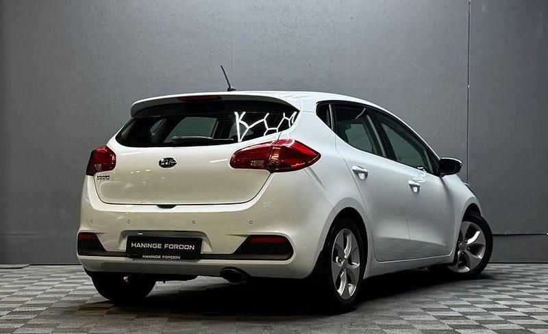 Begagnad Kia Ceed Comfort 135 HK (99 kW) 2013 Vit Halvkombi