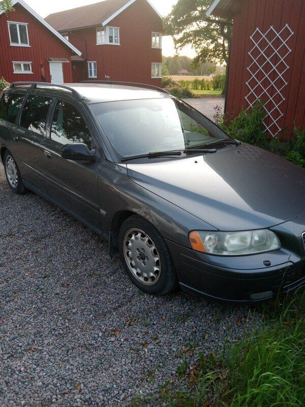 Grå Begagnad 2006 Volvo V70 Dynamic Kombi | 10 000 kr (Superpris) - Bild 1/4