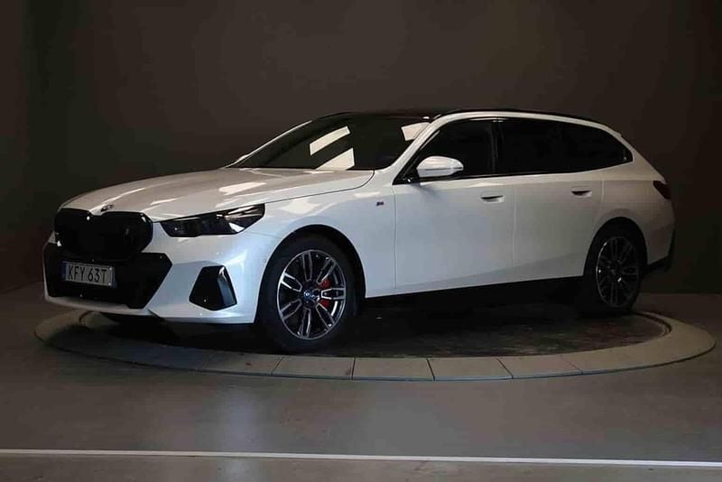 Vit Begagnad 2025 BMW i5 Sedan | 798 000 kr - Bild 1/1