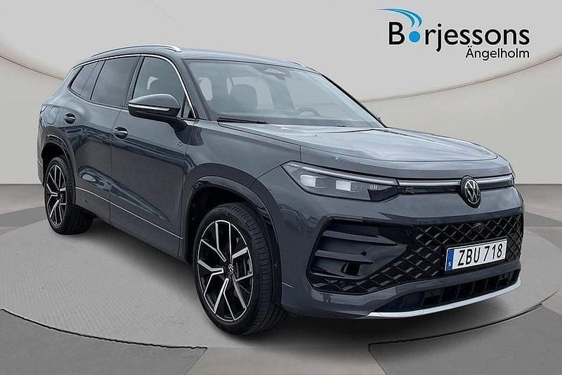 Grå Begagnad 2025 VW Tayron R-line SUV | 619 000 kr - Bild 1/4
