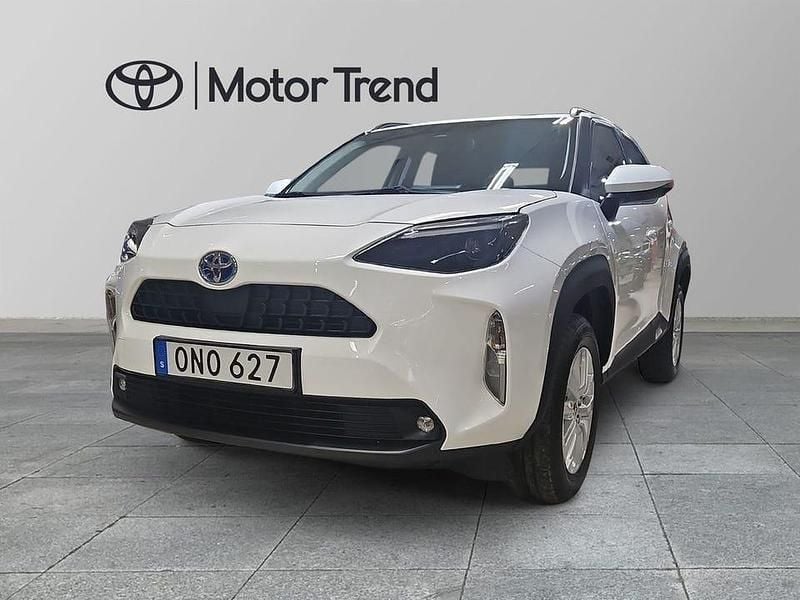 Vit Begagnad 2023 Toyota Yaris Hybrid Active | 239 900 kr (Superpris) - Bild 1/4