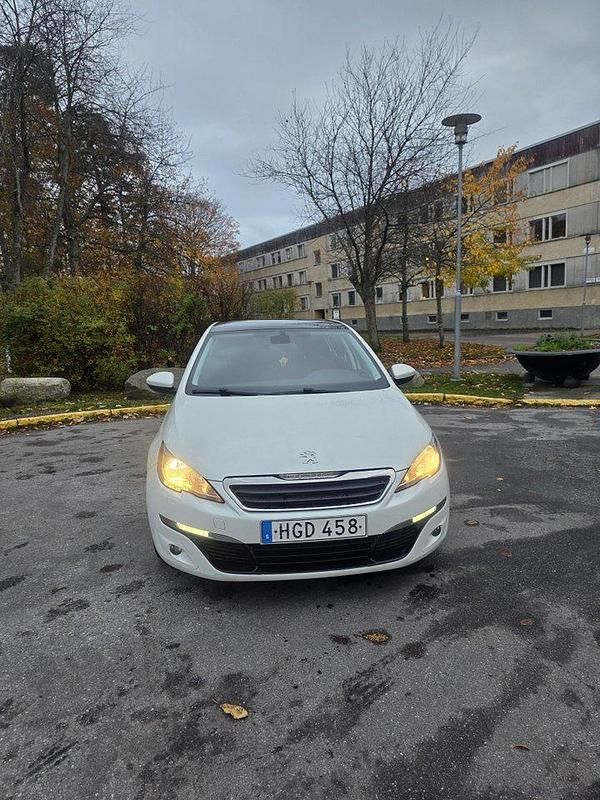Vit Begagnad 2014 Peugeot 308 Active Halvkombi | 55 000 kr (Marknadspris) - Bild 1/4