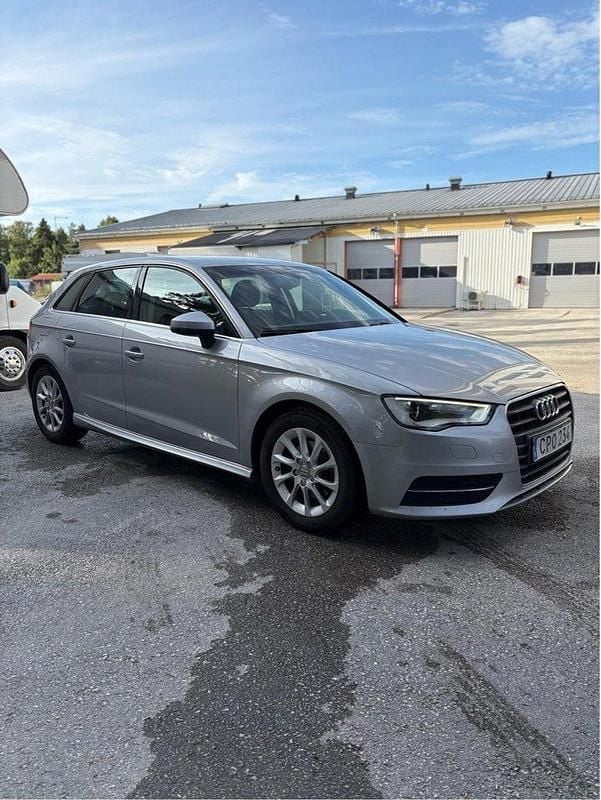 Silver Begagnad 2015 Audi A3 Halvkombi | 103 000 kr (Bra pris) - Bild 1/4