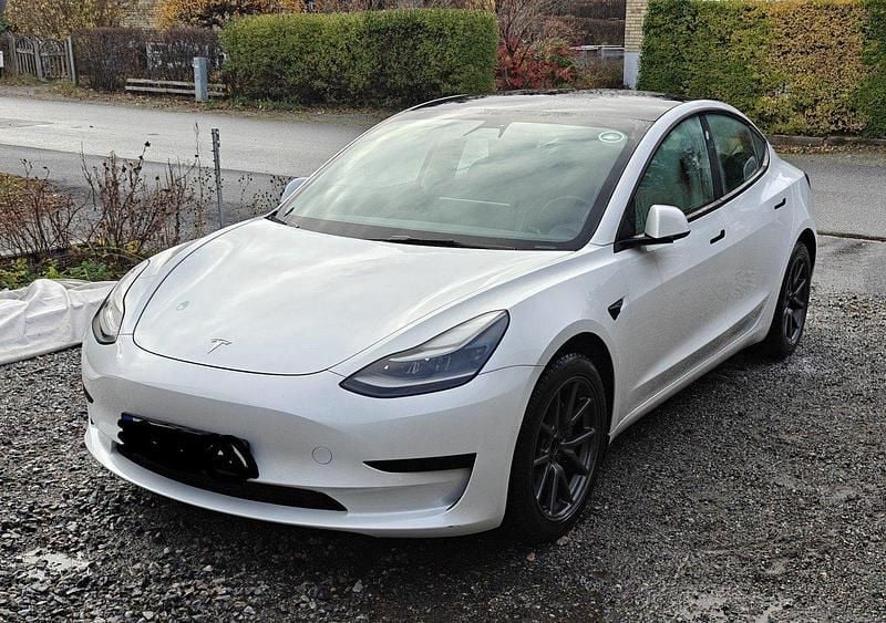 Vit Begagnad 2021 Tesla Model 3 Standard Range Sedan | 245 000 kr (Bra pris) - Bild 1/4
