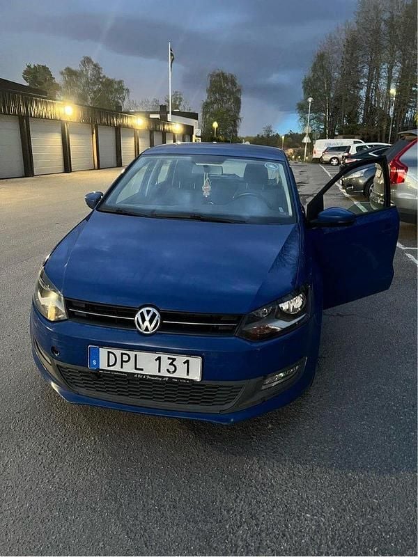 Blå Begagnad 2010 VW Polo Halvkombi | 54 000 kr (Bra pris) - Bild 1/4
