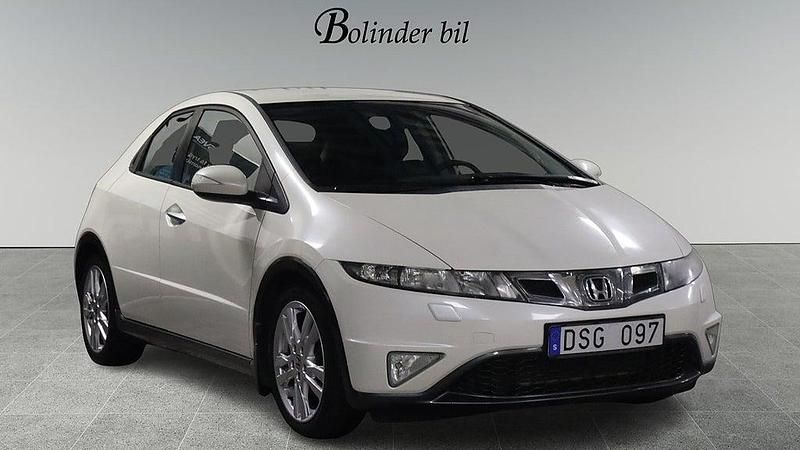 Vit Begagnad 2010 Honda Civic Sport Halvkombi | 48 900 kr (Marknadspris) - Bild 1/4