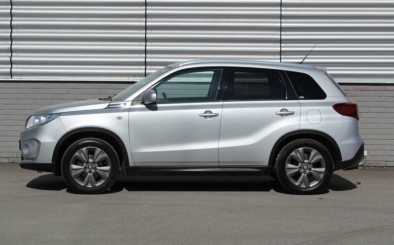 Silver Begagnad 2018 Suzuki Vitara SUV | 169 500 kr (Marknadspris) - Bild 1/4