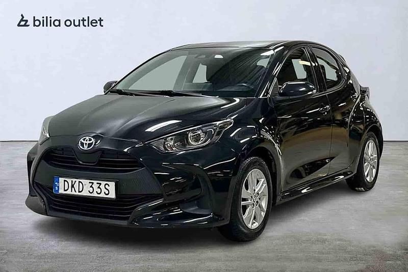 Svart Begagnad 2023 Toyota Yaris Hybrid Halvkombi | 169 900 kr (Bra pris) - Bild 1/1