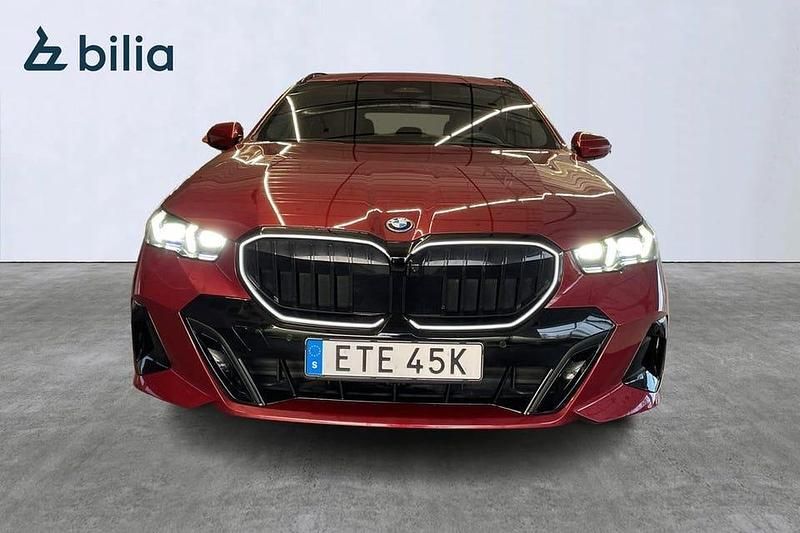 Begagnad BMW 530 Shadowline 303 HK (222 kW) 2025 Röd Kombi