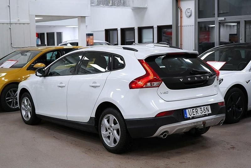 Begagnad Volvo V40 Momentum 150 HK (110 kW) 2019 Vit Halvkombi