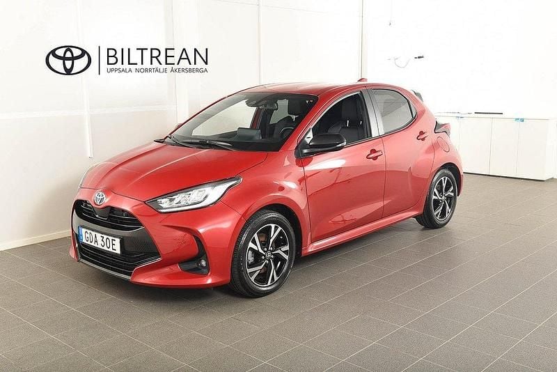 Röd Begagnad 2023 Toyota Yaris Hybrid Style Halvkombi | 254 900 kr (Lite dyr) - Bild 1/4