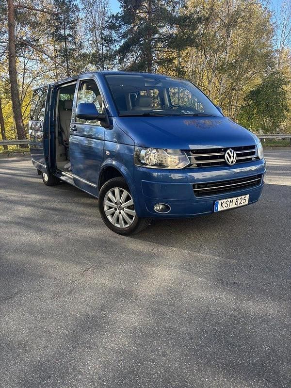 Blå Begagnad 2011 VW Multivan Highline Minibuss | 169 000 kr (Marknadspris) - Bild 1/4