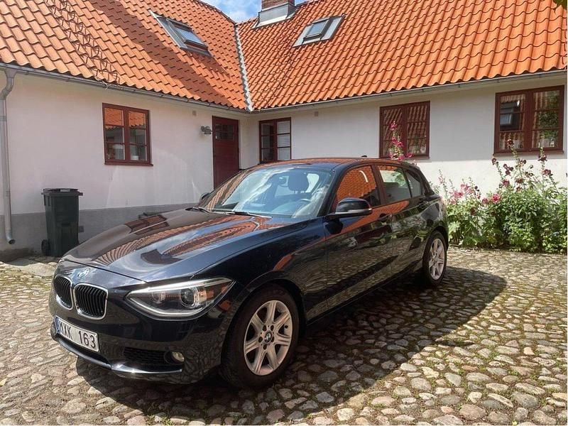 Svart Begagnad 2012 BMW 116 Halvkombi | 85 000 kr (Marknadspris) - Bild 1/4
