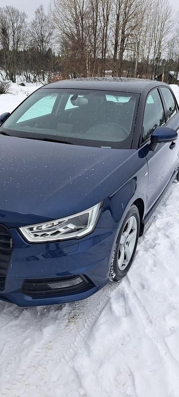 Begagnad Audi A1 Sportback 116 HK (85 kW) 2018 Scubablå metallic /brilliant svart Halvkombi