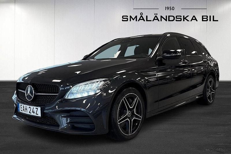 Grå Begagnad 2021 Mercedes C300e AMG line Kombi | 309 000 kr (Marknadspris) - Bild 1/4