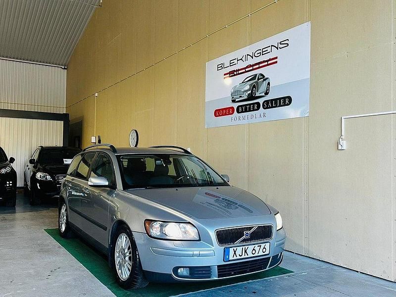 Silver Begagnad 2005 Volvo V50 Kinetic Kombi | 24 900 kr (Marknadspris) - Bild 1/4