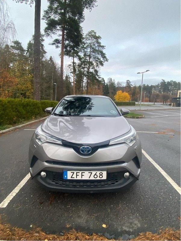 Grå Begagnad 2018 Toyota C-HR+ Edition SUV | 178 000 kr (Marknadspris) - Bild 1/4