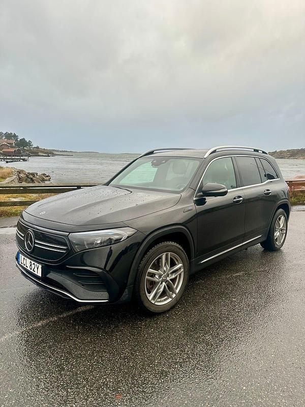 Svart metallic Begagnad 2022 Mercedes EQB300 SUV | 330 000 kr (Marknadspris) - Bild 1/4