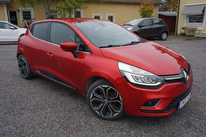 Röd Begagnad 2017 Renault Clio IV Intens Halvkombi | 89 900 kr (Marknadspris) - Bild 1/4