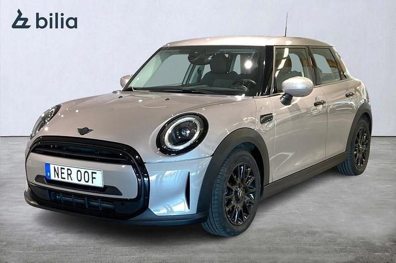 Grå Begagnad 2022 Mini Cooper Comfort Halvkombi | 249 000 kr (Marknadspris) - Bild 1/4