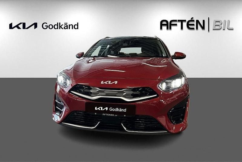 Begagnad Kia Ceed Advance 105 HK (77 kW) 2023 Röd Halvkombi