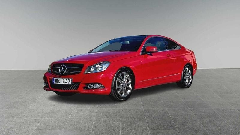 Ljusröd (röd) Begagnad 2012 Mercedes C180 Sportkupé | 94 900 kr (Marknadspris) - Bild 1/4