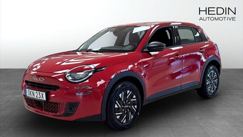 Röd (red) Ny 2025 Fiat 600 Lounge Halvkombi | 305 800 kr (Lite dyr) - Bild 1/4