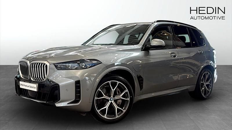 Grå (grey) Begagnad 2024 BMW X5 M Sport SUV | 958 700 kr (Marknadspris) - Bild 1/4