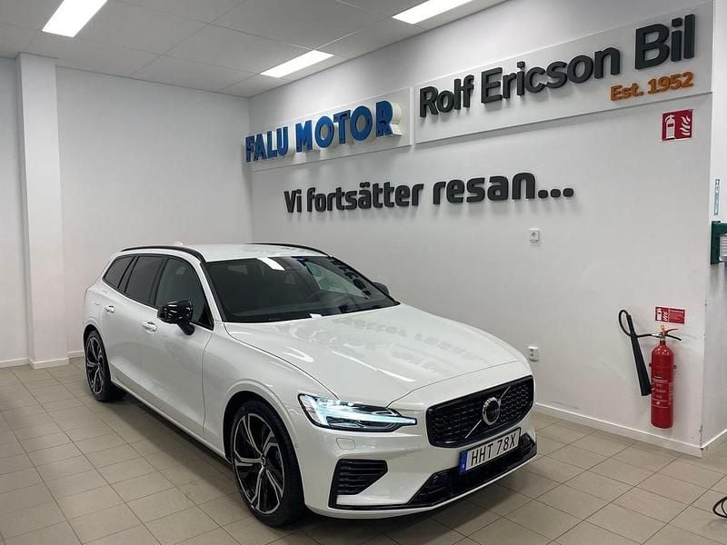 Vit Begagnad 2025 Volvo V60 Plus Kombi | 509 500 kr (Marknadspris) - Bild 1/4