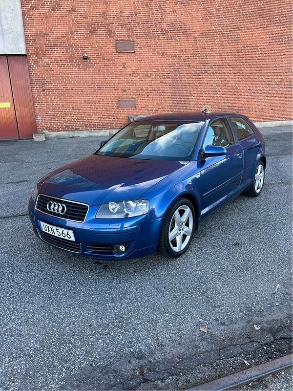 Blå Begagnad 2004 Audi A3 Comfort Halvkombi | 52 000 kr (Lite dyr) - Bild 1/4